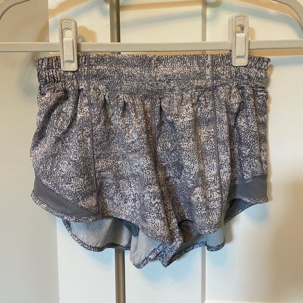 Lululemon patterned hotty hot low-rise lined short 2.5”